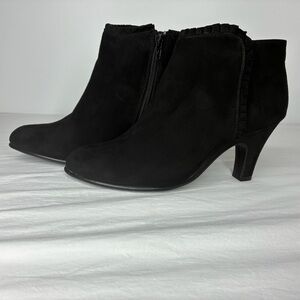 Aerosoles Black Suede Ruffle Booties | Women’s Size 8 | Zip Up